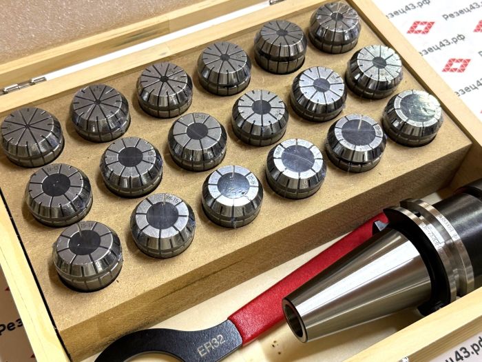 Цанговый патрон SK40 с ключом и набором цанг ER32 в кейсе (SK40-ER32-18PCS)